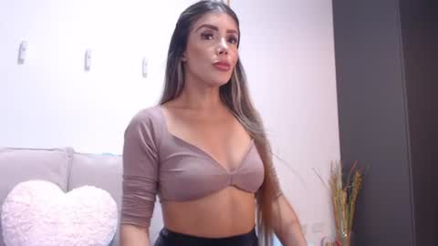 Snapshot of 01andrea_ chatting on June 12, 8:41 pm andre online show from June 12, 8:41 pm