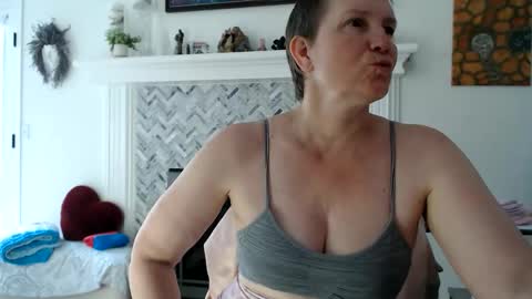 Snapshot of 11willowandjohn11 chatting on June 4, 6:36 pm Aurora Willows online show from June 4, 6:36 pm