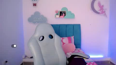 Snapshot of 18_alina chatting on December 5, 2:31 am Alina online show from December 5, 2:31 am