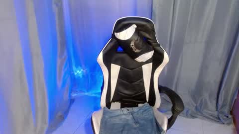 Snapshot of 18_nicole chatting on December 6, 6:28 pm barbie online show from December 6, 6:28 pm