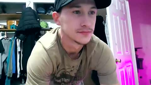 Snapshot of 21yearsy0ung9icheshung chatting on December 9, 12:45 am AlecurClit online show from December 9, 12:45 am