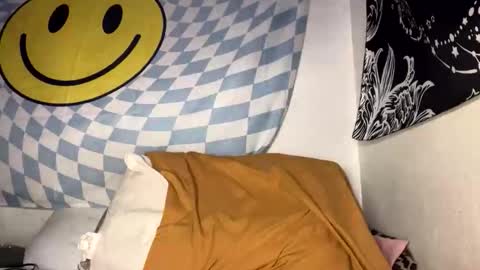 Snapshot of 21yearsy0ung9icheshung chatting on October 18, 5:46 pm AlecurClit online show from October 18, 5:46 pm