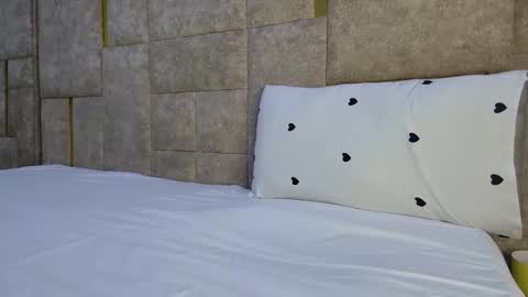 Snapshot of 24sweetlovey5643857 chatting on February 18, 12:15 am Sweetlove online show from February 18, 12:15 am