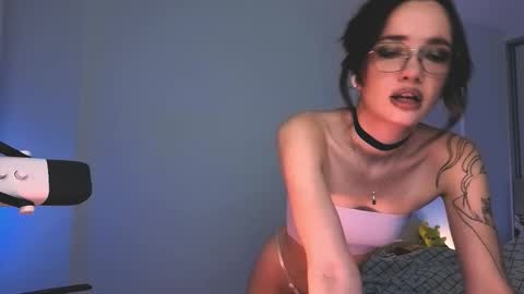 Snapshot of 2b_ chatting on January 10, 4:14 am Sasha weekend from 14 to 27 November online show from January 10, 4:14 am