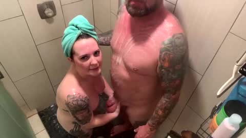 Snapshot of 2freakycouple24 chatting on October 8, 3:04 am Zak and Raegan online show from October 8, 3:04 am