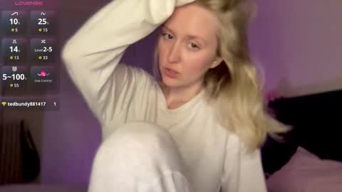 Snapshot of 2kepler22b chatting on October 29, 8:10 pm  . online show from October 29, 8:10 pm