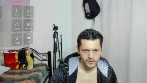 Snapshot of 37sins chatting on June 6, 9:30 pm Alex THE BIG SNAKE DUDE online show from June 6, 9:30 pm