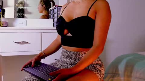 independent model online show from February 11, 10:04 am