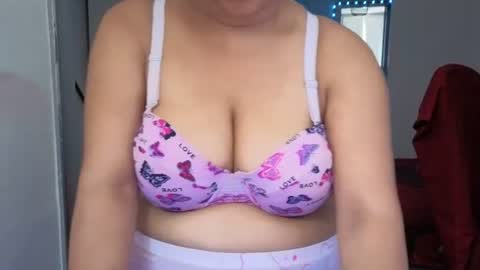 Snapshot of 4127706 chatting on July 28, 11:17 am Sexy-Gujju online show from July 28, 11:17 am