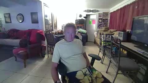 Snapshot of 86406stud chatting on December 25, 3:18 am 86406stud online show from December 25, 3:18 am