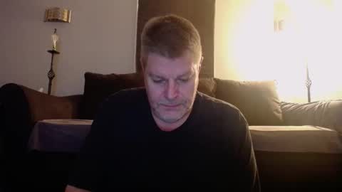 Snapshot of 989guy chatting on November 10, 2:32 am 989guy online show from November 10, 2:32 am