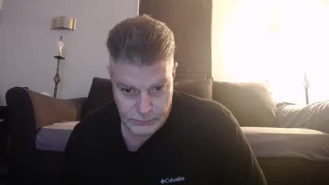 Snapshot of 989guy chatting on January 15, 1:43 am 989guy online show from January 15, 1:43 am