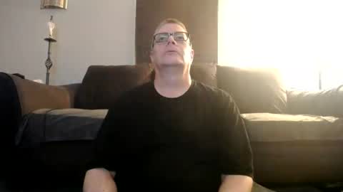 Snapshot of 989guy chatting on June 21, 12:35 am 989guy online show from June 21, 12:35 am