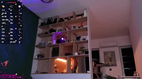 Snapshot of _alleyesonme chatting on February 14, 4:09 pm Mia online show from February 14, 4:09 pm