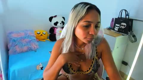 Snapshot of _analia chatting on December 11, 3:13 am Analia online show from December 11, 3:13 am