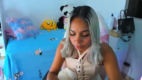 Snapshot of _analia chatting on December 12, 4:04 am Analia online show from December 12, 4:04 am