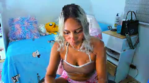 Snapshot of _analia chatting on December 13, 1:37 am Analia online show from December 13, 1:37 am