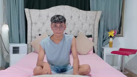 Snapshot of _andrew_williams chatting on December 14, 7:03 pm Andres online show from December 14, 7:03 pm