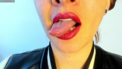 Snapshot of _antomouth_paradise chatting on April 22, 4:08 pm antonia online show from April 22, 4:08 pm