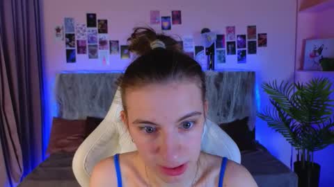 _ash_leyy_ online show from October 25, 1:35 am