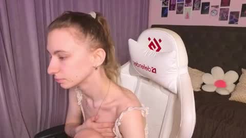_ash_leyy_ online show from April 25, 1:30 am