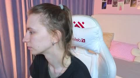 _ash_leyy_ online show from April 26, 1:25 am