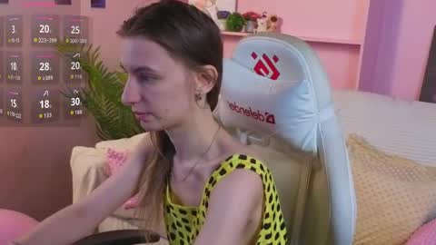 _ash_leyy_ online show from May 18, 1:24 am