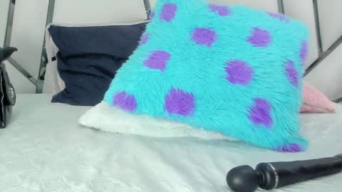 Snapshot of _aurora18 chatting on December 30, 7:11 pm Aura online show from December 30, 7:11 pm