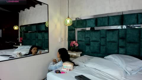 _bonnyandclyde online show from February 12, 12:22 pm