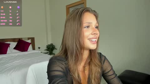 Snapshot of _catchmeifyoucan chatting on December 16, 3:51 am Angela online show from December 16, 3:51 am