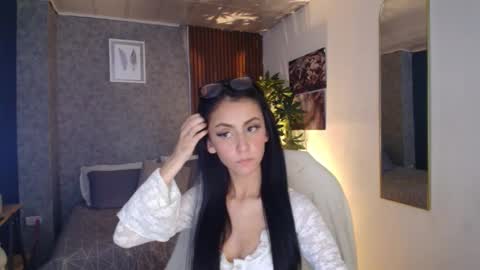 Snapshot of _coraliinee_ chatting on February 11, 3:22 am Coraline online show from February 11, 3:22 am