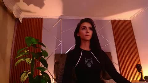 Snapshot of _coraliinee_ chatting on April 15, 6:31 am Coraline online show from April 15, 6:31 am