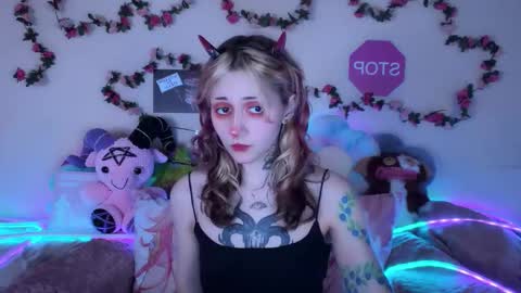 Snapshot of _devilbaby chatting on May 13, 11:33 pm Kate online show from May 13, 11:33 pm