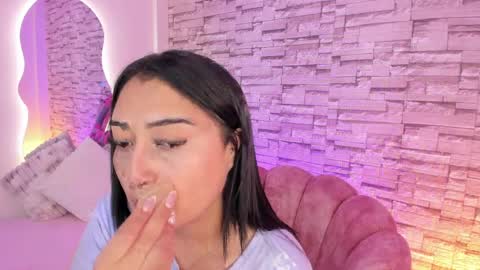 Snapshot of _elarossie_ chatting on April 7, 2:45 am Ela online show from April 7, 2:45 am