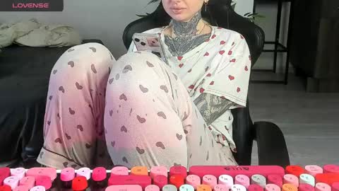 Snapshot of _feralberry__ chatting on June 5, 9:04 am Alis online show from June 5, 9:04 am