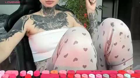 Snapshot of _feralberry__ chatting on June 25, 9:14 am Alis online show from June 25, 9:14 am