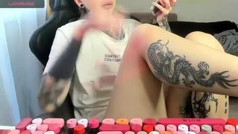 Snapshot of _feralberry__ chatting on June 28, 5:24 am Alis online show from June 28, 5:24 am