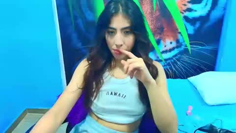 Snapshot of _gold_strawberry_ chatting on May 16, 2:49 pm _gold_strawberry_ online show from May 16, 2:49 pm