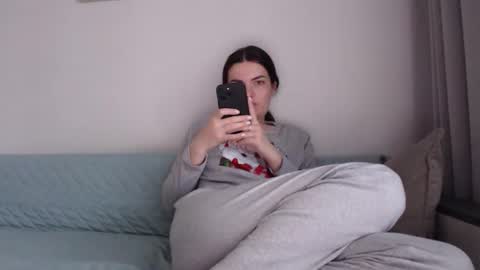 Snapshot of _hidden_frommymoom_ chatting on February 22, 8:13 am Criss4u online show from February 22, 8:13 am