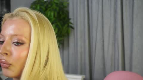 Snapshot of _honeymoney chatting on February 26, 8:13 am Lana online show from February 26, 8:13 am