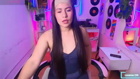 Snapshot of _isabellaaa__ chatting on July 21, 11:56 am sara online show from July 21, 11:56 am