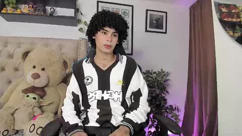 Snapshot of _jaay77 chatting on December 13, 6:16 pm Jay online show from December 13, 6:16 pm