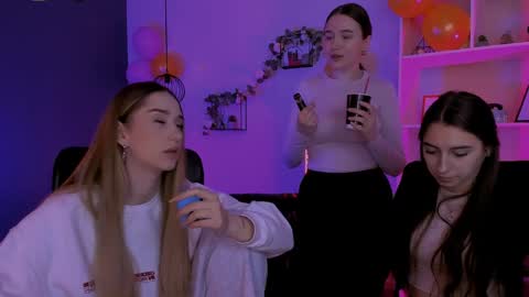 _kellykitten_ online show from April 1, 8:15 am