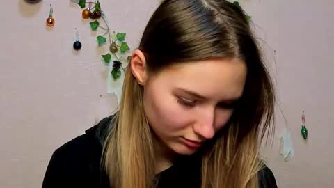 _kikiclark_ online show from February 1, 6:17 pm