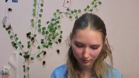 _kikiclark_ online show from March 6, 9:00 pm