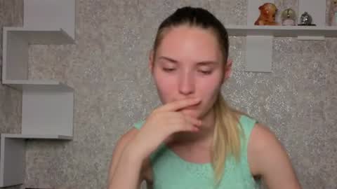 _kikiclark_ online show from August 6, 9:17 pm