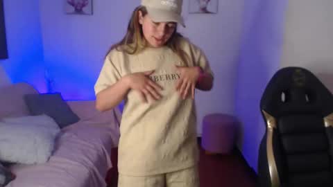 Snapshot of _kitten_1 chatting on December 21, 12:12 pm _kitten_1 online show from December 21, 12:12 pm