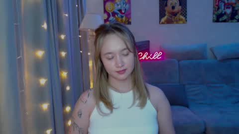 _lalune_ online show from December 19, 10:21 pm