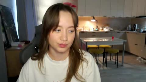 _lalune_ online show from April 10, 7:24 am