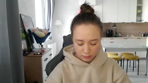 _lalune_ online show from April 15, 5:36 am